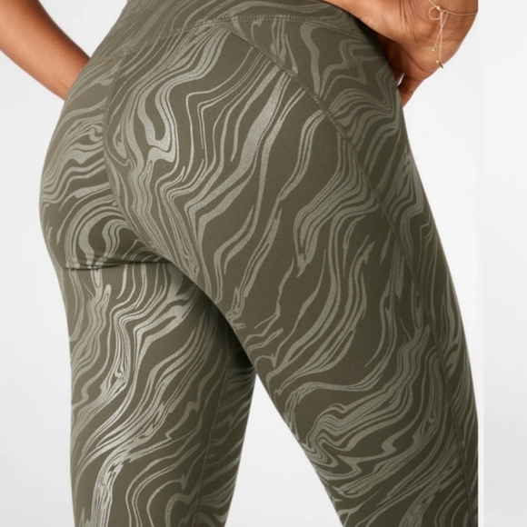 Fabletics Lisa Koshy Ranger Green 7/8 Leggings PowerHold 1x - Picture 2 of 8